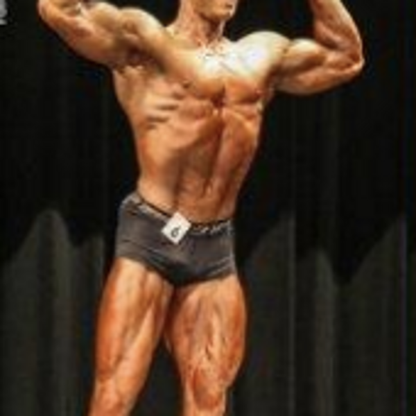 Dvigubas bicepsas iš priekio